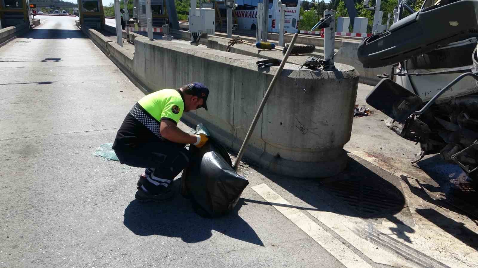 Çekmeköy gişelerde kamyonet beton bariyere daldı: 3 yaralı
