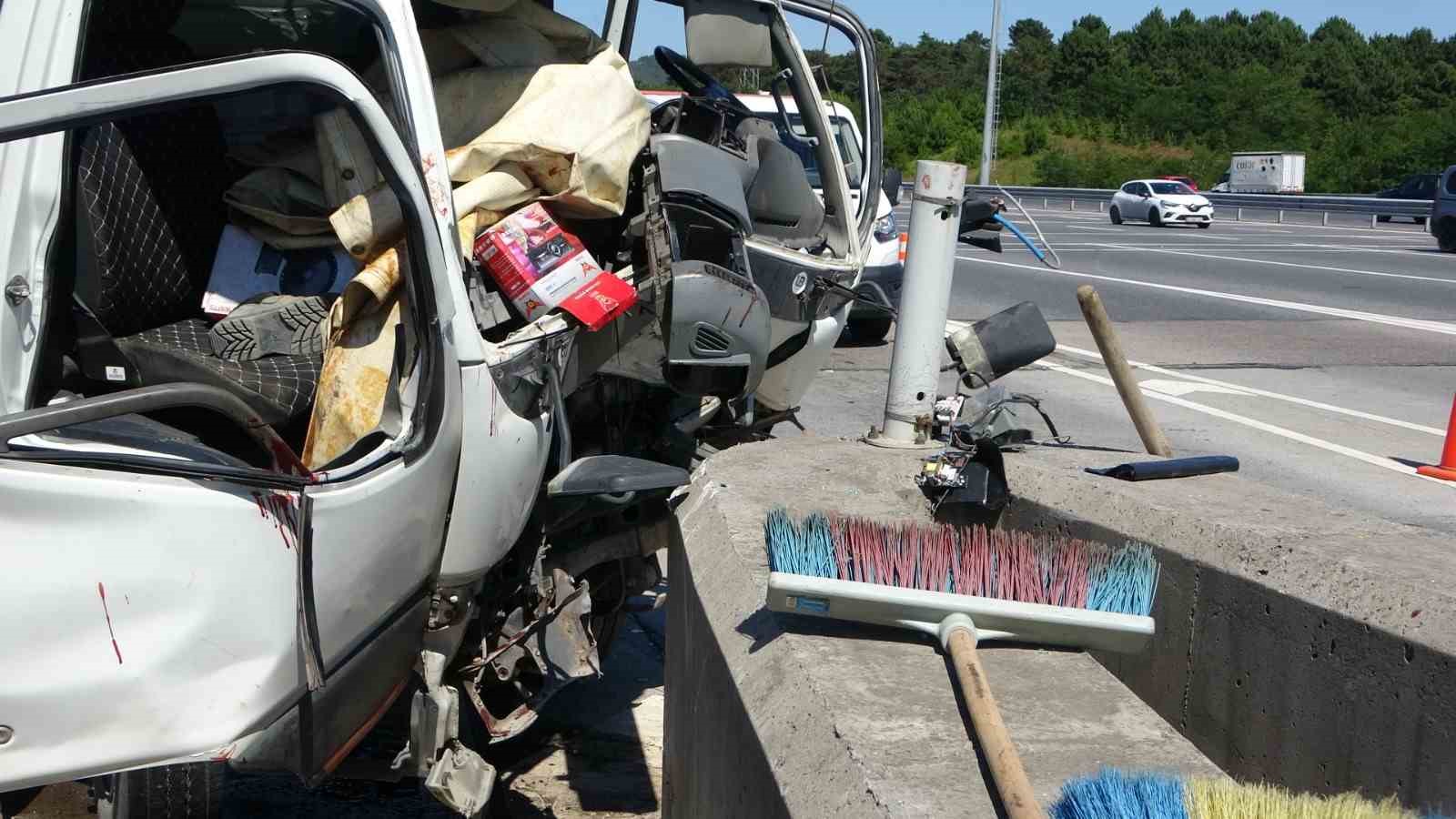 Çekmeköy gişelerde kamyonet beton bariyere daldı: 3 yaralı
