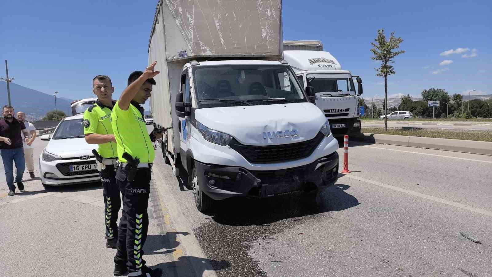 Trafikte 4 araç çarpıştı: 2 yaralı
