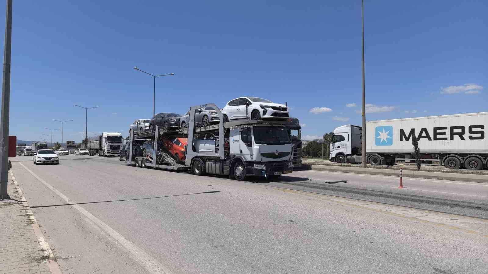 Trafikte 4 araç çarpıştı: 2 yaralı
