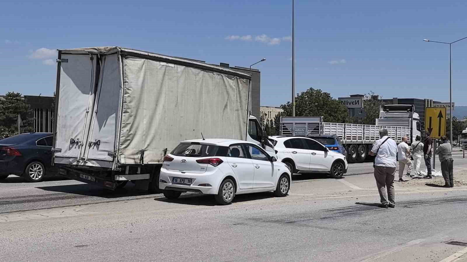 Trafikte 4 araç çarpıştı: 2 yaralı
