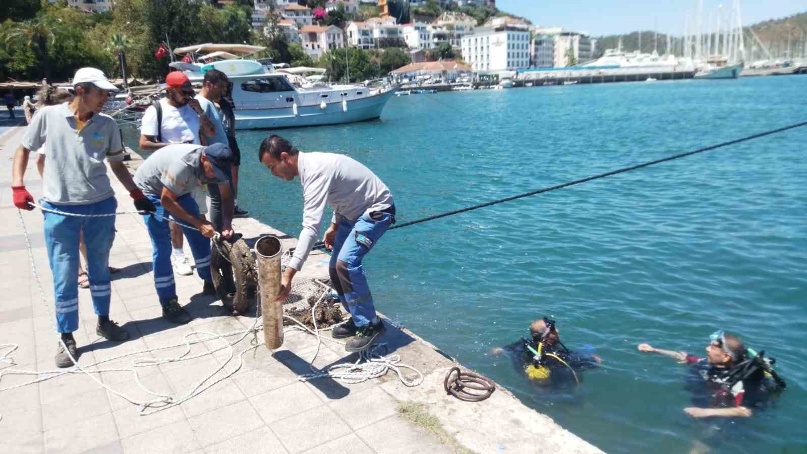 Fethiye’de deniz temizliği: Denizden market arabası çıktı
