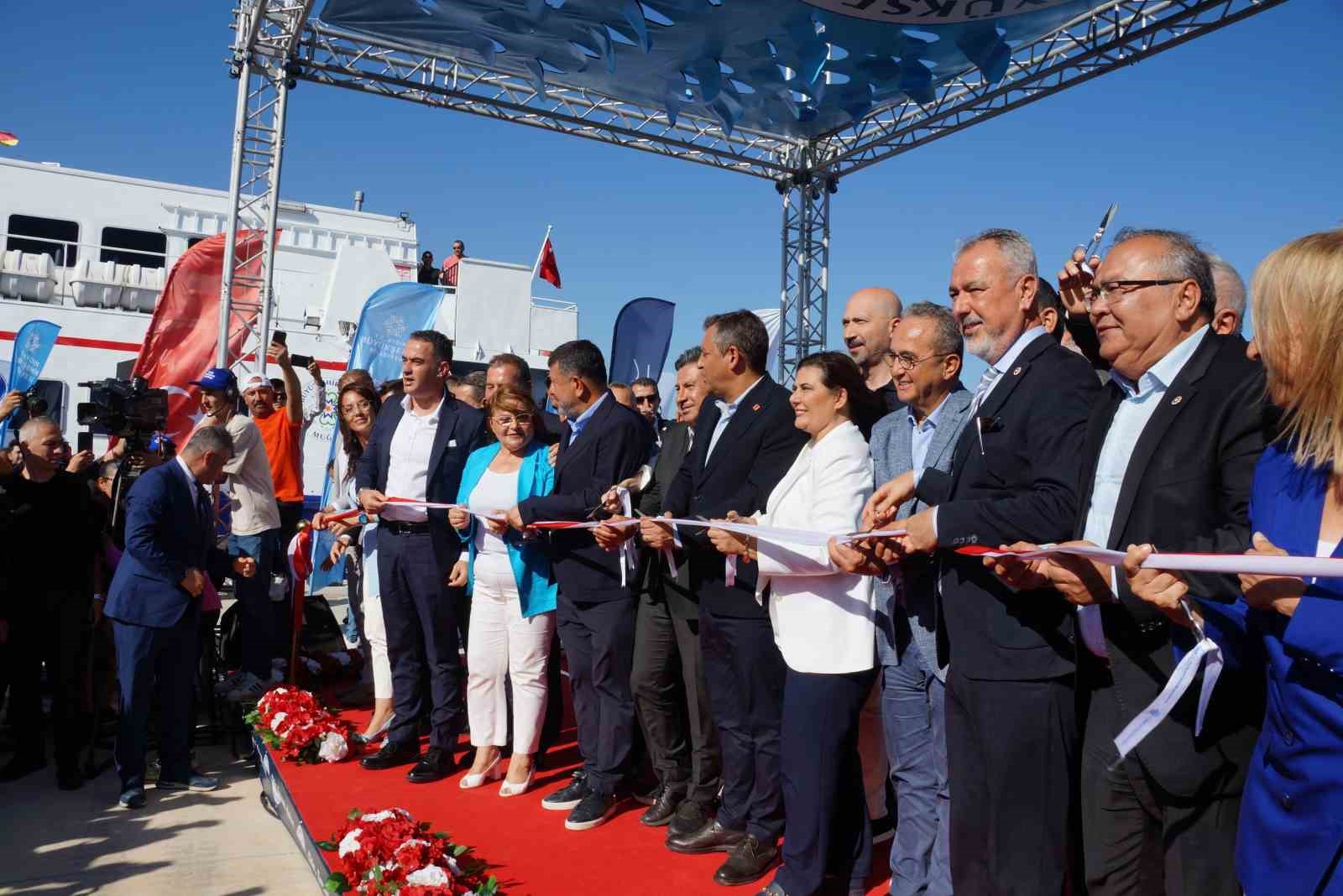 Aydın-Muğla deniz otobüsü seferleri başladı: CHP Lideri Özgür Özel kaptan köşküne geçerek ilk seferin startını verdi
