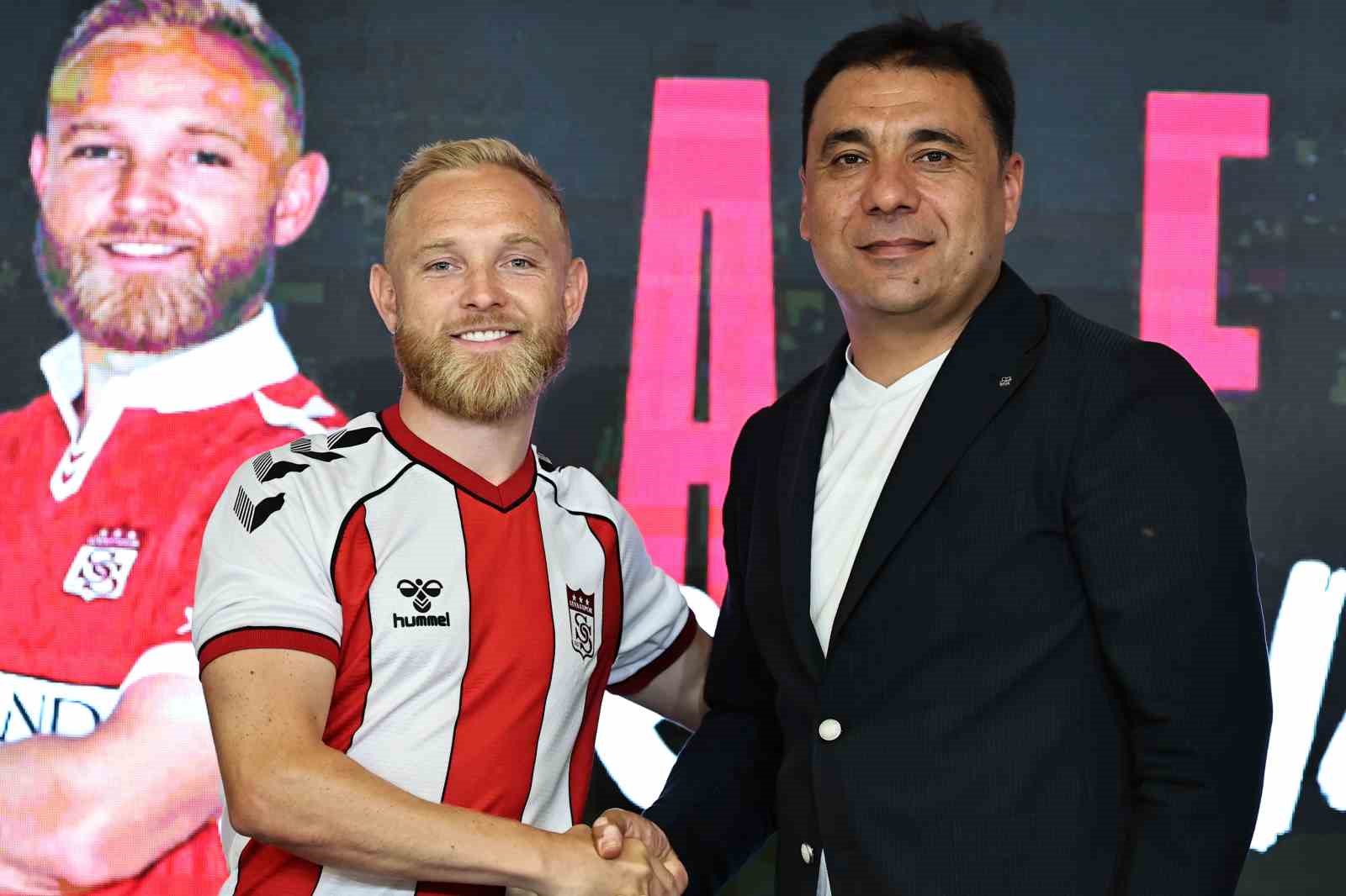 Alex Pritchard, Sivasspor’a imzayı attı
