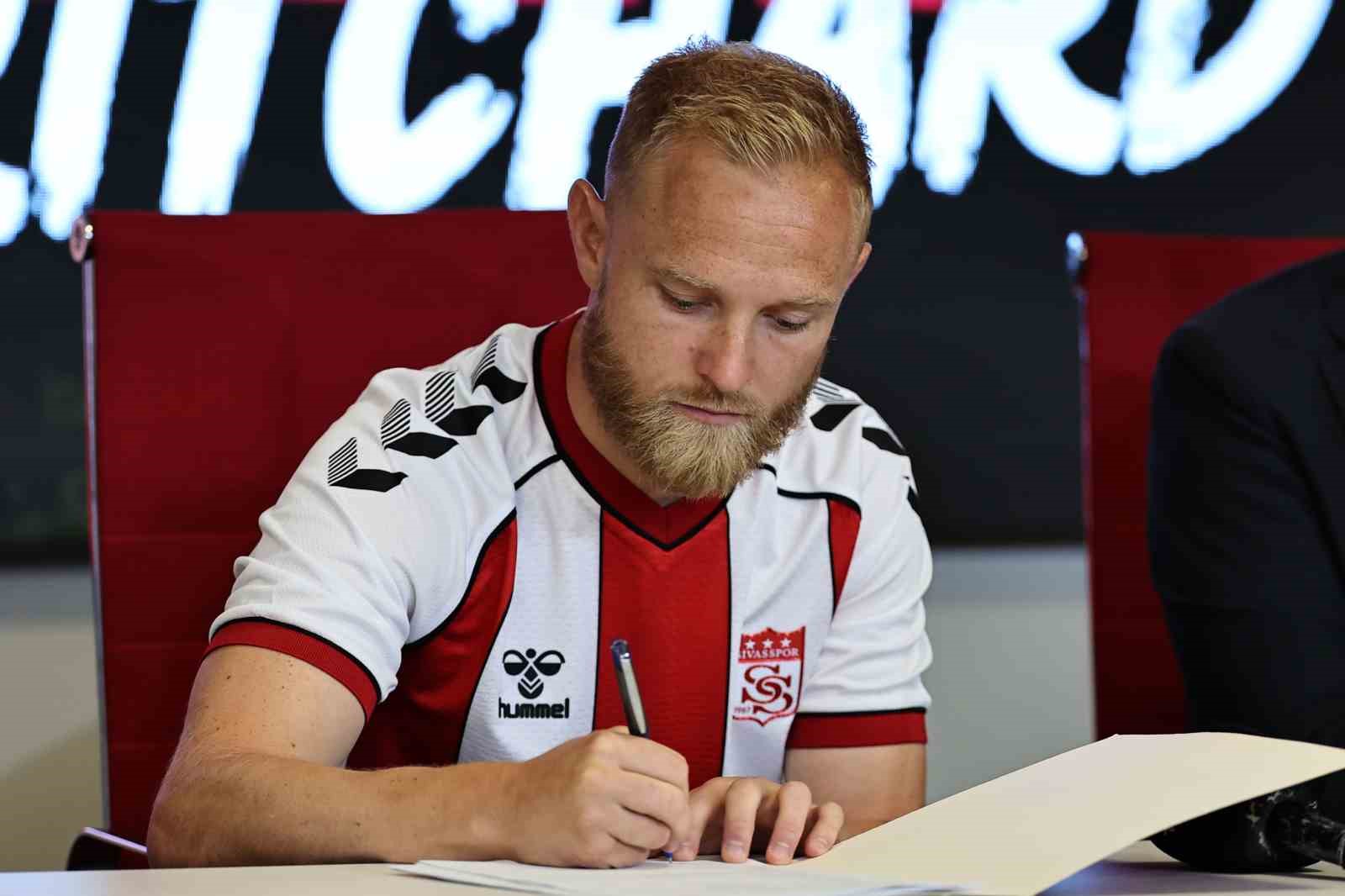 Alex Pritchard, Sivasspor’a imzayı attı
