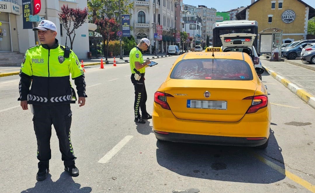 Bandırma’da trafik denetimlerinde 59 sürücünün ehliyetine el konuldu
