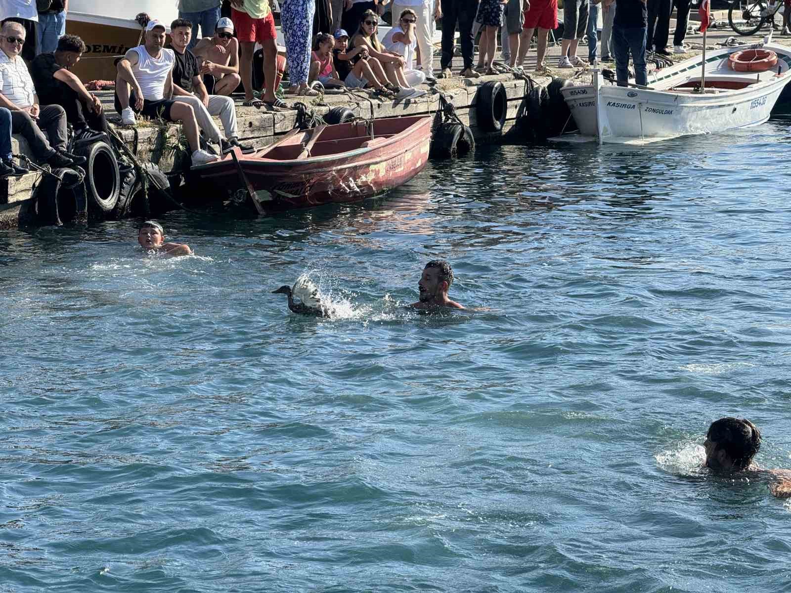 Yağlı direk yarışları nefesleri kesti, büyük ödülü kimse alamadı
