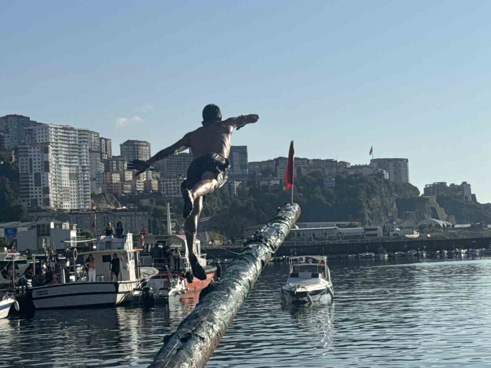 Yağlı direk yarışları nefesleri kesti, büyük ödülü kimse alamadı
