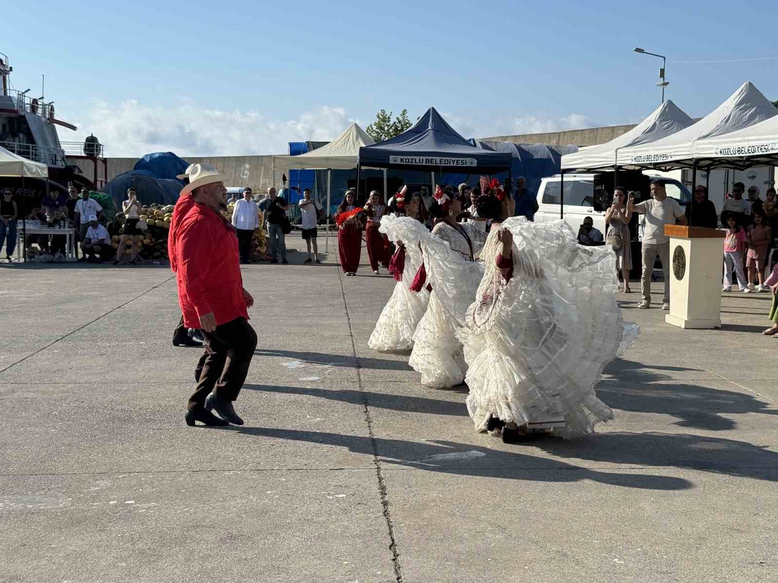 Yağlı direk yarışları nefesleri kesti, büyük ödülü kimse alamadı
