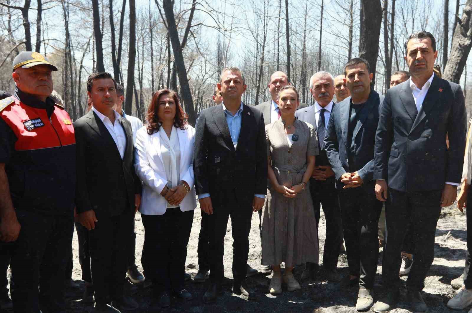 CHP Genel Başkanı Özgür Özel, Selçuk’ta yangın alanında incelemede bulundu
