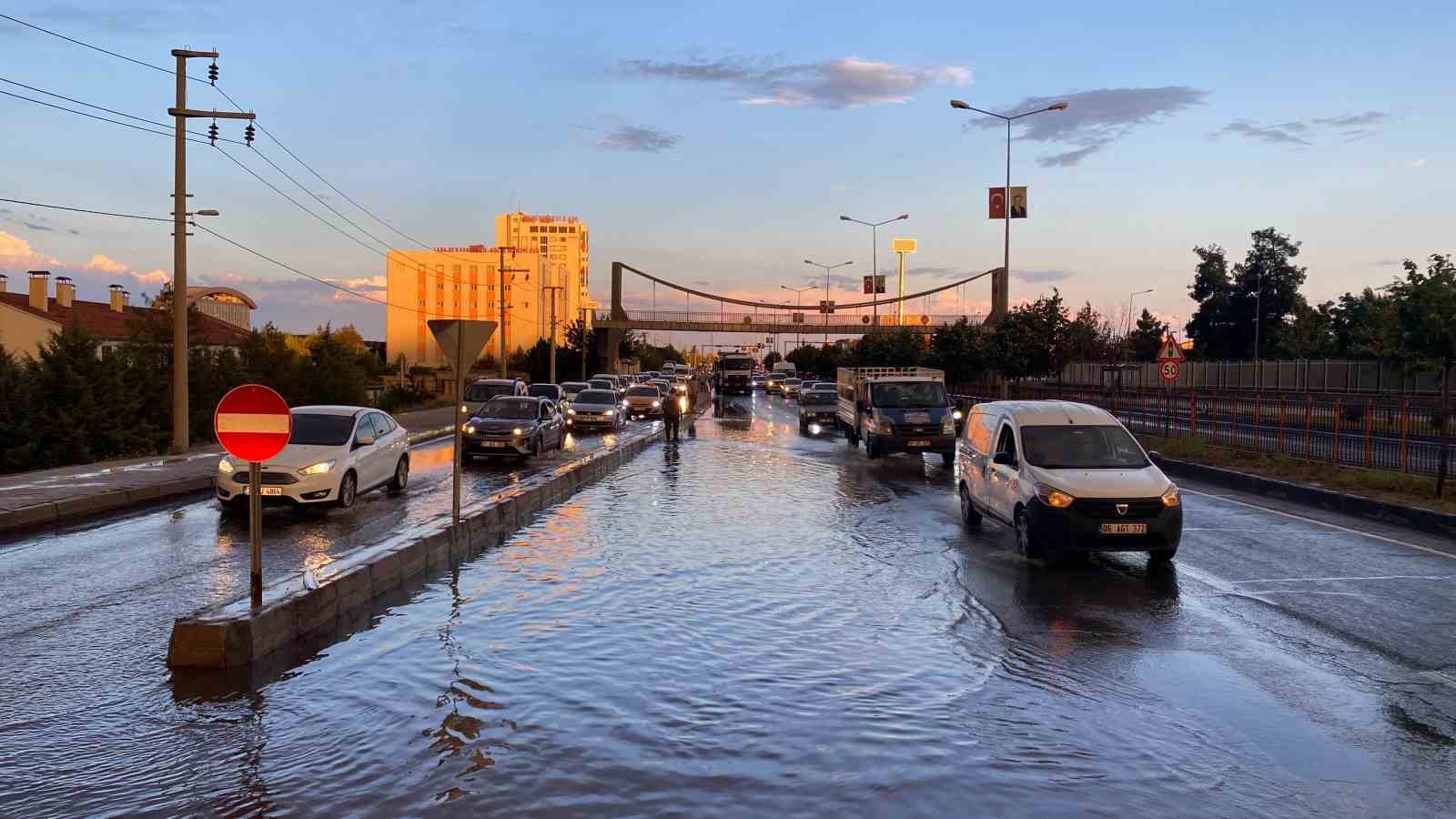 Diyarbakır’da sağanak yağış rögar tıkattı, kilometrelerce araç trafiği oluştu
