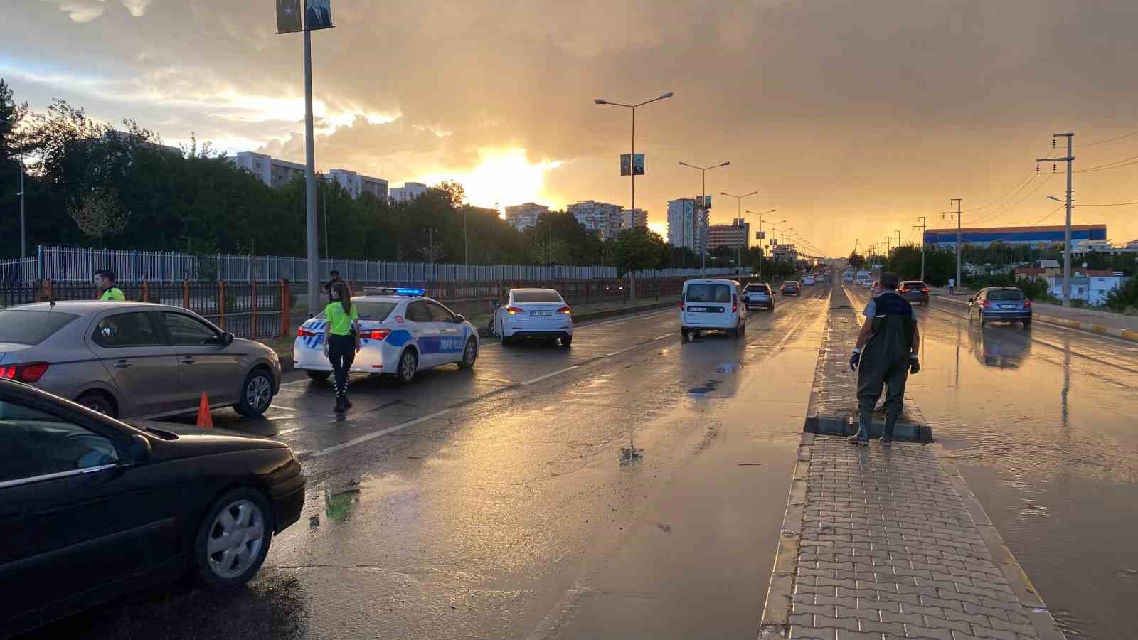 Diyarbakır’da sağanak yağış rögar tıkattı, kilometrelerce araç trafiği oluştu
