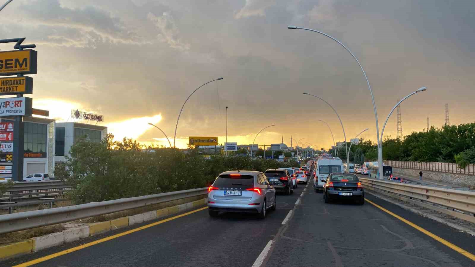 Diyarbakır’da sağanak yağış rögar tıkattı, kilometrelerce araç trafiği oluştu
