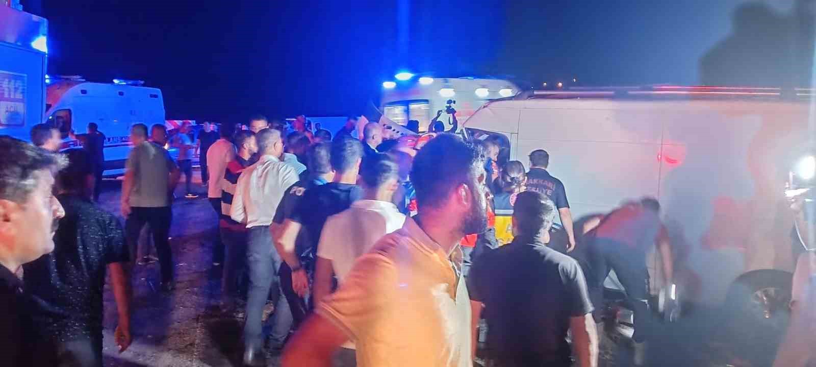 Hakkari’de tır ile minibüs çarpıştı: 4 yaralı
