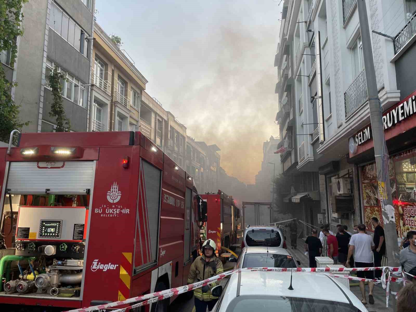 Zeytinburnu’nda bir çanta imalathanesinde yangın
