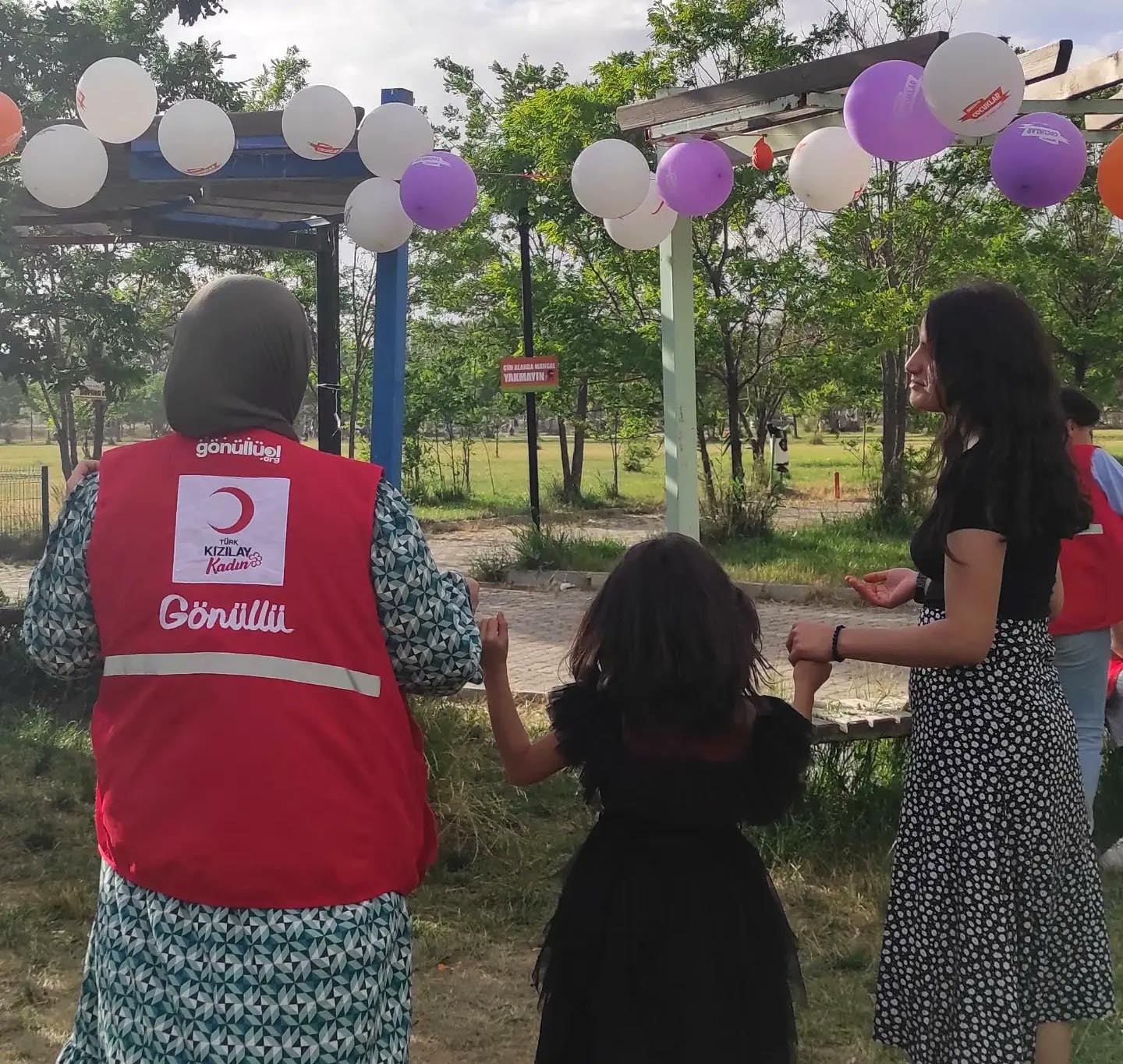 Kızılay Ağrı’dan çocuklara sürpriz doğum günü kutlaması
