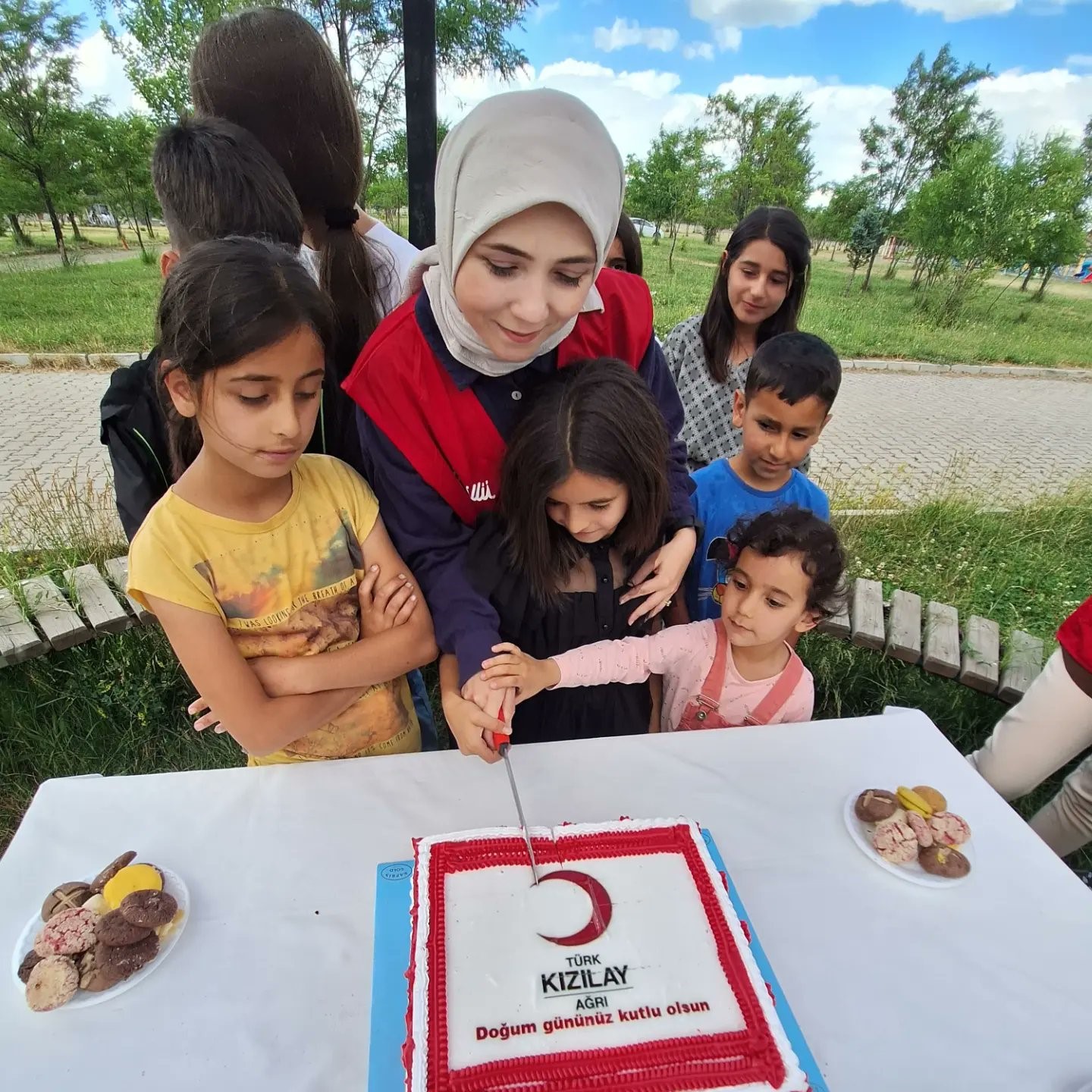 Kızılay Ağrı’dan çocuklara sürpriz doğum günü kutlaması
