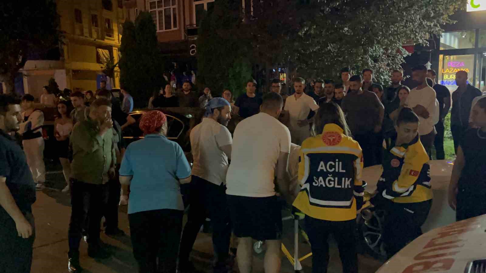 Caddeden karşıya geçen yayalara motosiklet çarptı: 1’i ağır 3 yaralı
