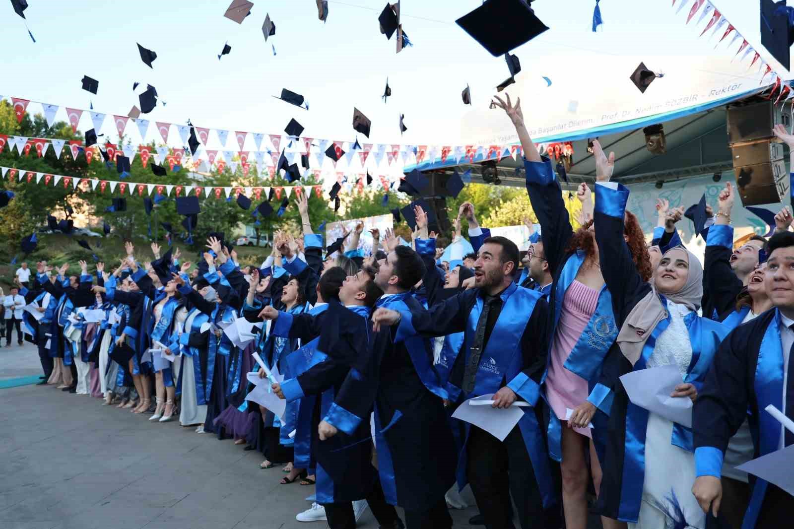 Düzce Üniversitesi’nde mezuniyet coşkusu
