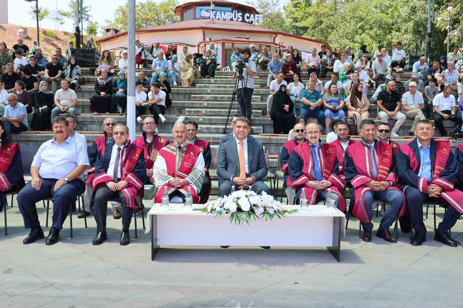 Düzce Üniversitesi’nde mezuniyet coşkusu
