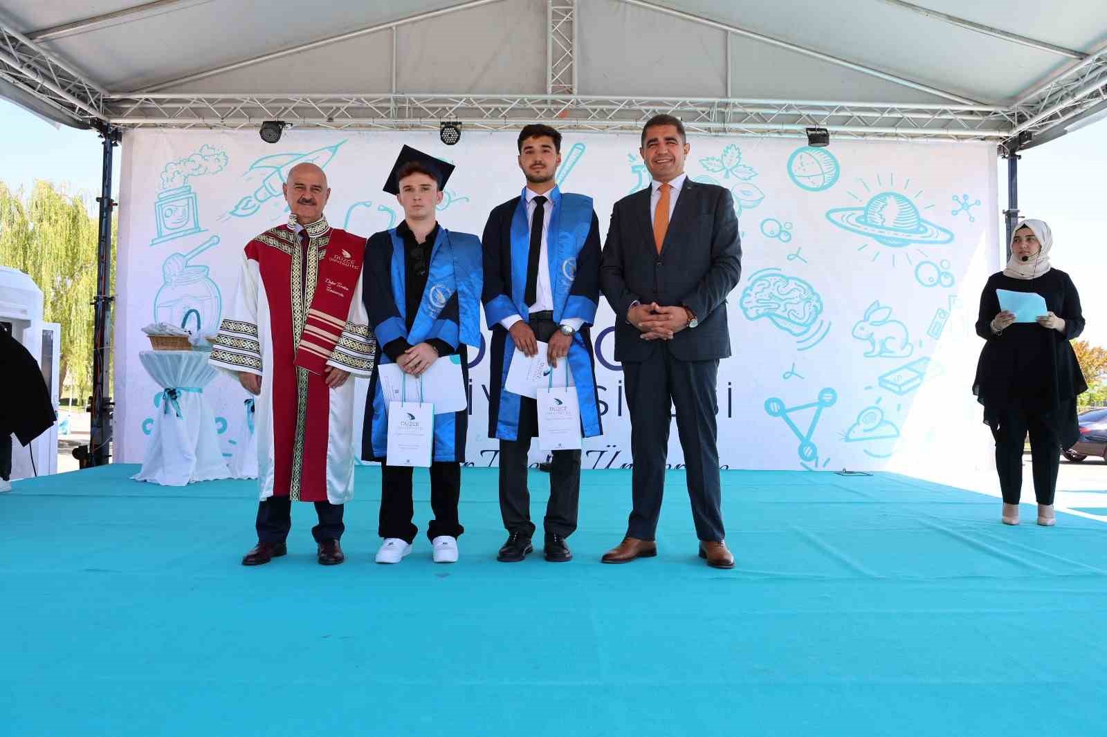 Düzce Üniversitesi’nde mezuniyet coşkusu
