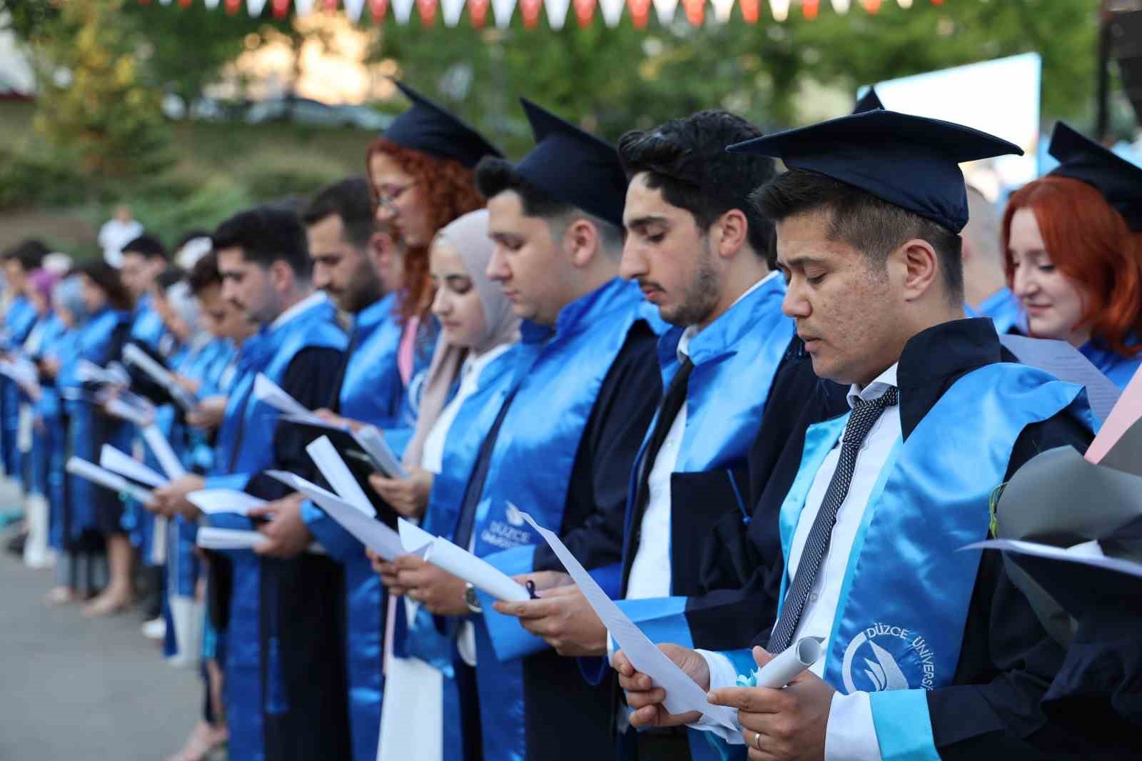 Düzce Üniversitesi’nde mezuniyet coşkusu
