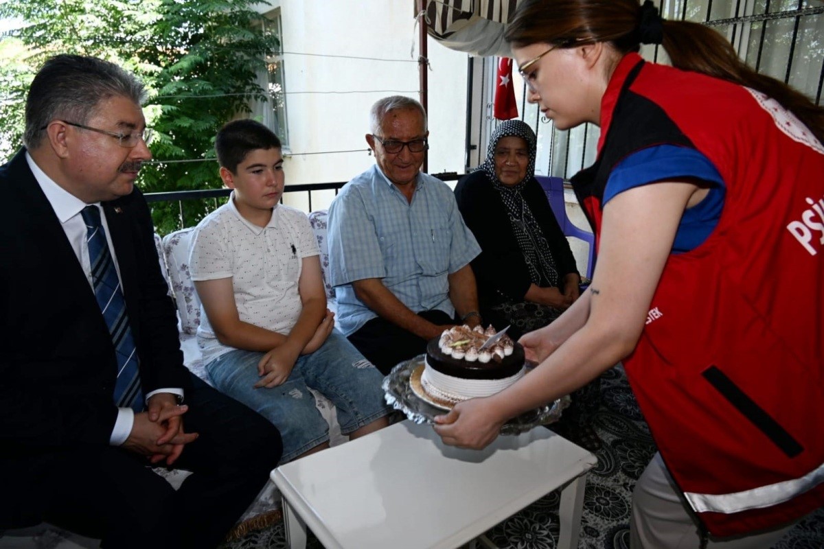 Vali Yılmaz’dan, şehit babasına doğum günü sürprizi
