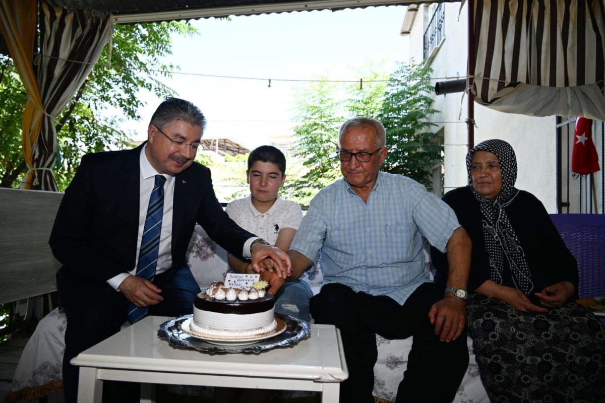 Vali Yılmaz’dan, şehit babasına doğum günü sürprizi
