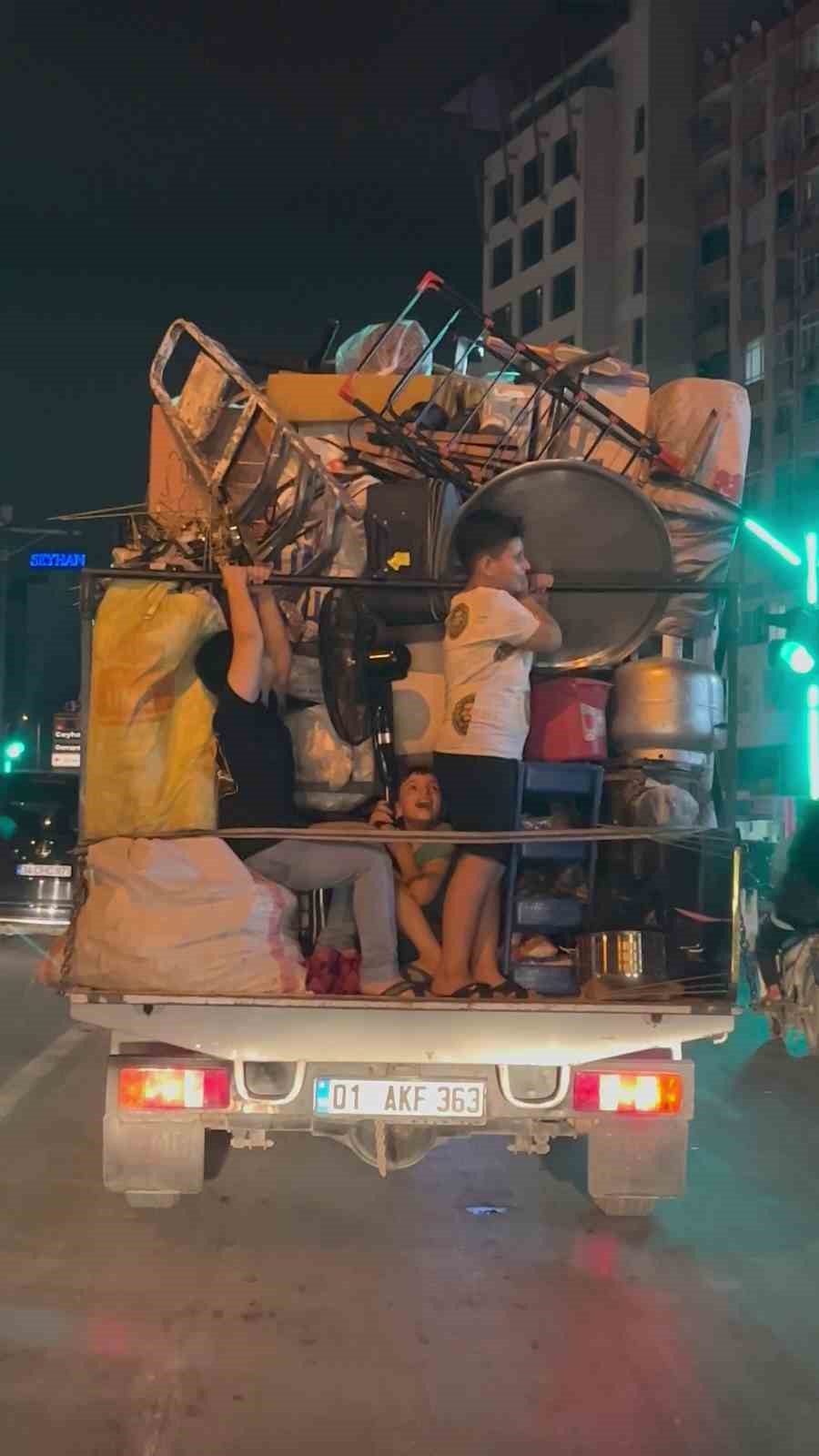 Eşya yüklü kamyonetteki çocukların tehlikeli yolculuğu
