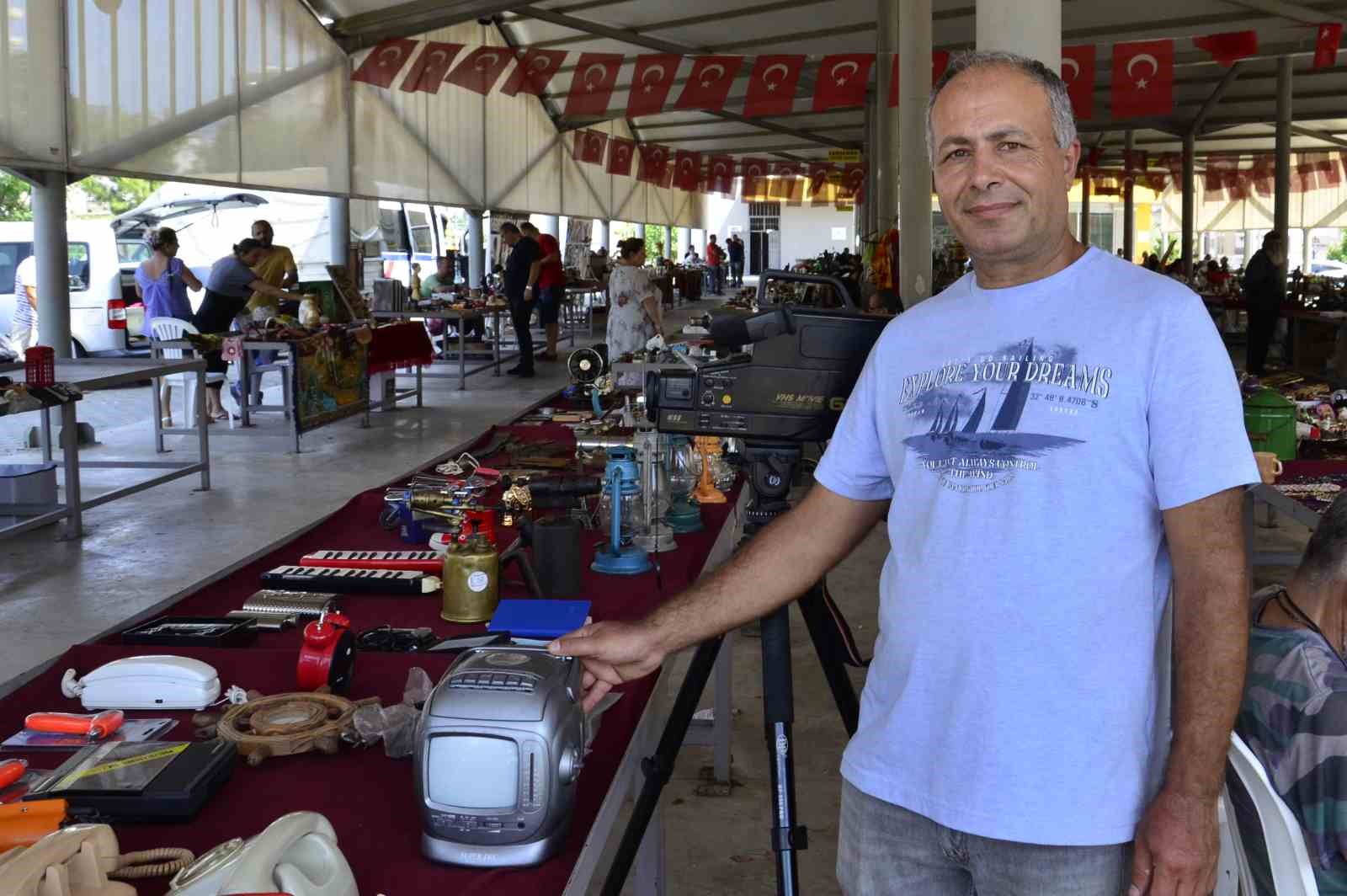 Antika pazarına hem antika tutkunları, hem de gençler ilgi gösteriyor
