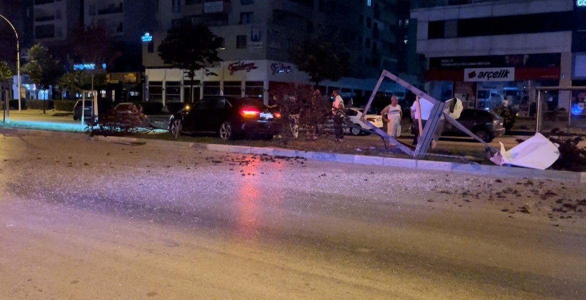 Aday sürücü kontrolden çıktı, reklam panosunu ve ağaçları devirdi
