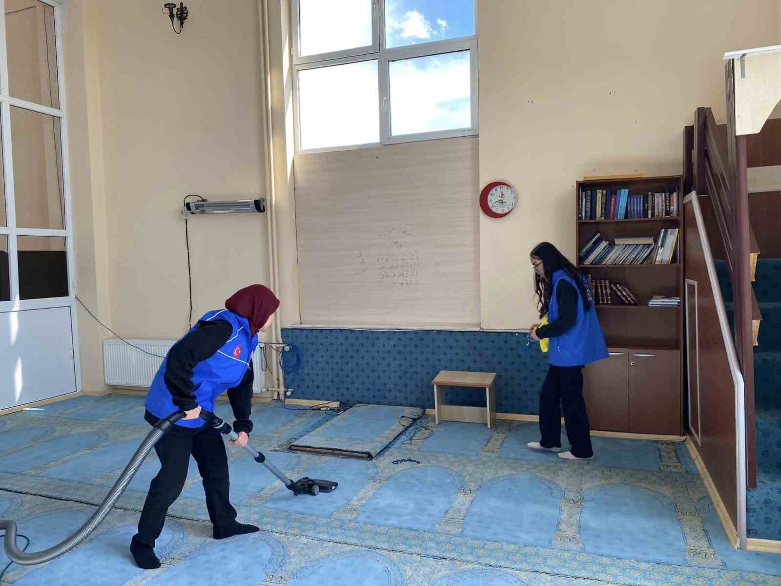 Niğde’de gönüllü gençler cami temizliği ile kiraz hasadı yaptı
