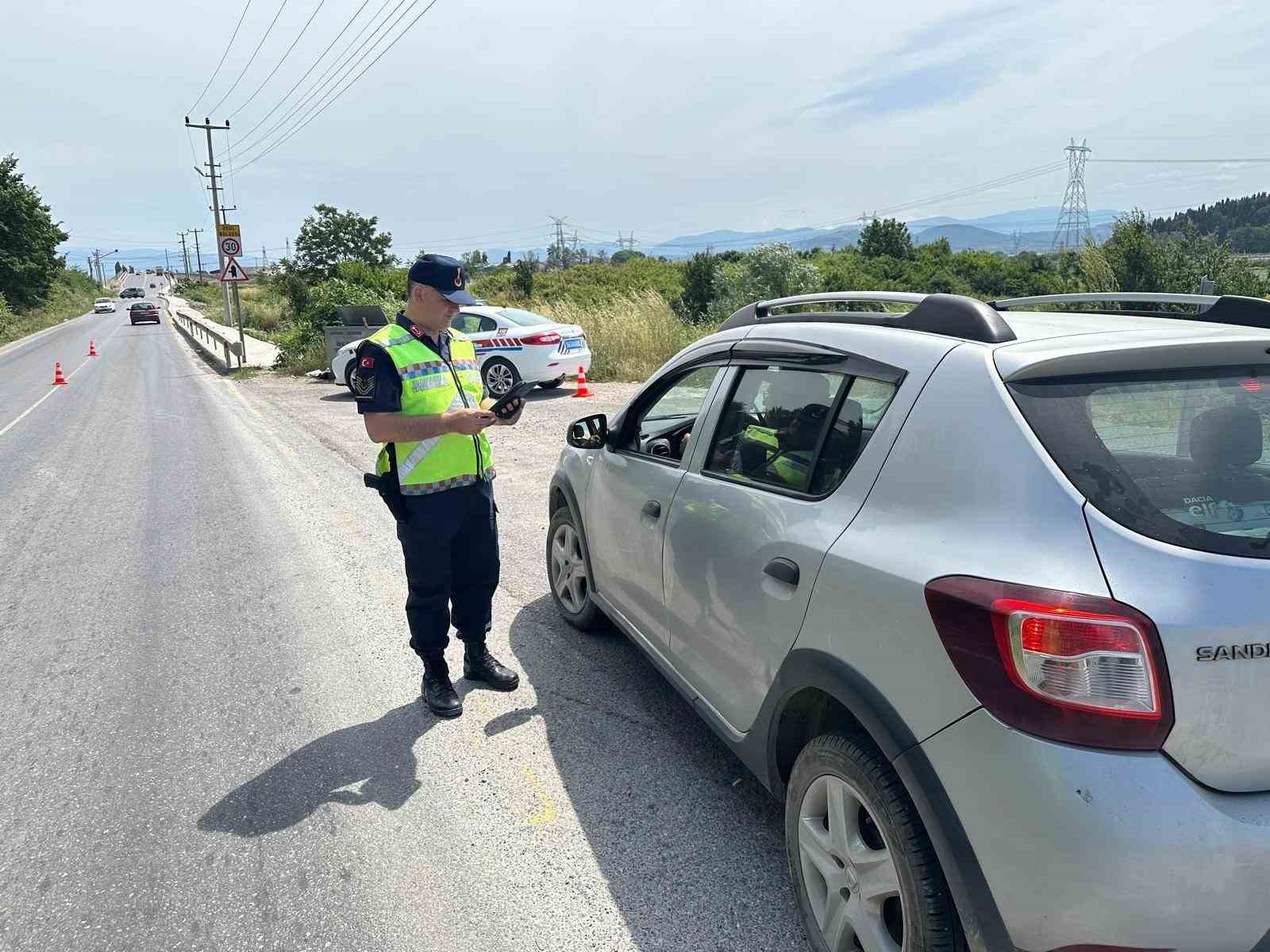 Jandarma trafikte affetmedi: 503 araç ve 159 sürücü trafikten men edildi
