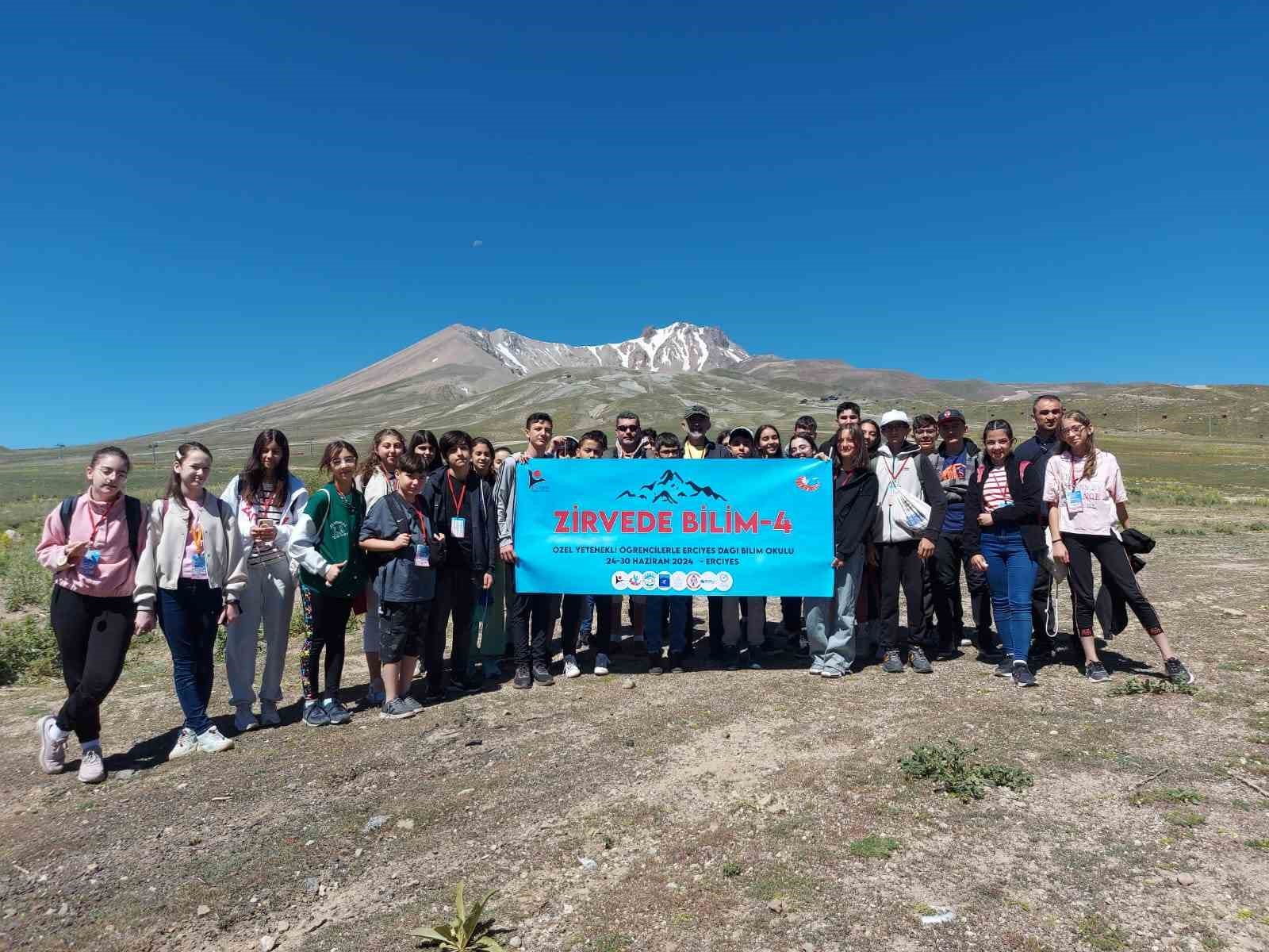 Erciyes A.Ş. Erciyes Dağı Bilim Okulu’nda 26 ilden öğrencileri zirvede buluşturdu
