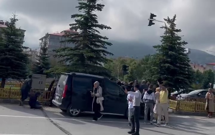 Erzurum’da trafikte “yol verme” kavgası
