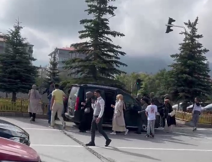 Erzurum’da trafikte “yol verme” kavgası
