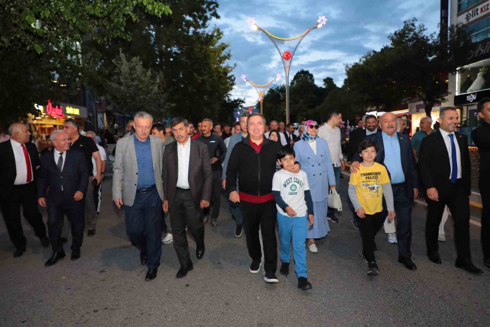 Trafiğe kapatılan Ordu Caddesi renkli görüntülere sahne oldu
