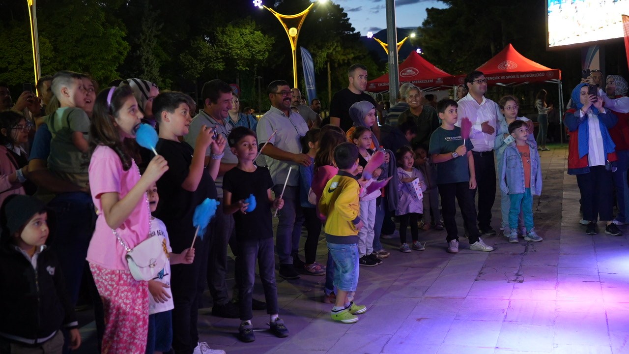 Trafiğe kapatılan Ordu Caddesi renkli görüntülere sahne oldu
