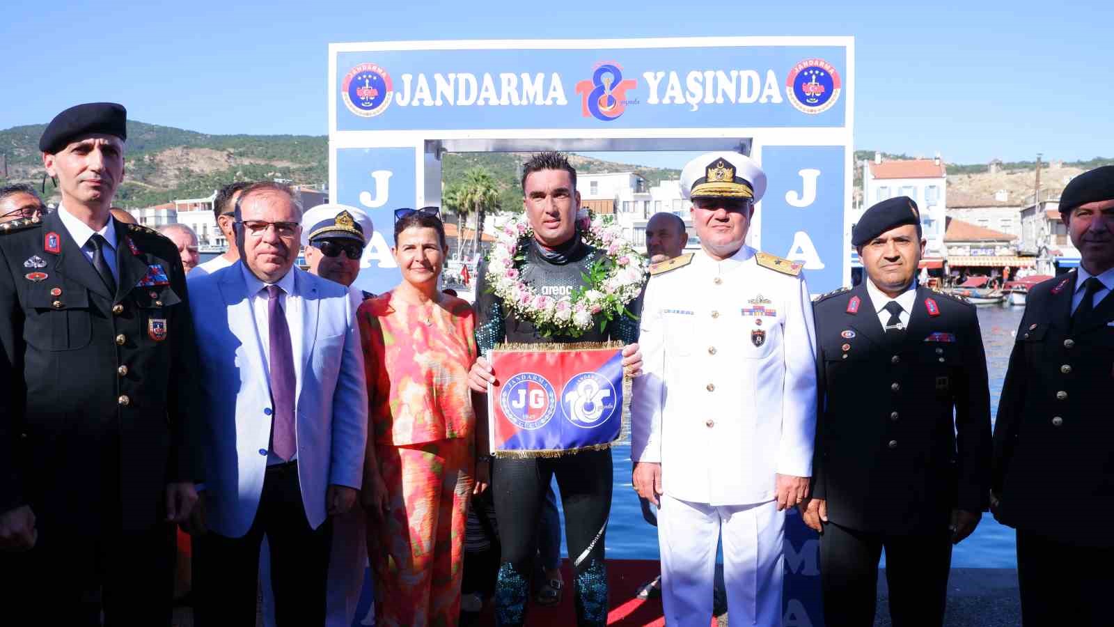 Jandarma Üsteğmen Öztürk, Karaburun’dan Foça’ya yüzdü
