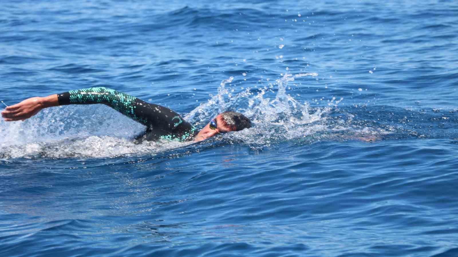 Jandarma Üsteğmen Öztürk, Karaburun’dan Foça’ya yüzdü
