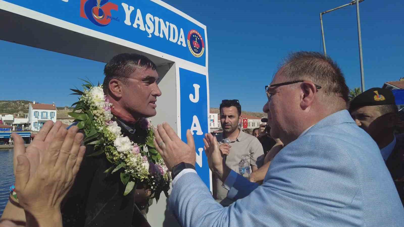 Jandarma Üsteğmen Öztürk, Karaburun’dan Foça’ya yüzdü
