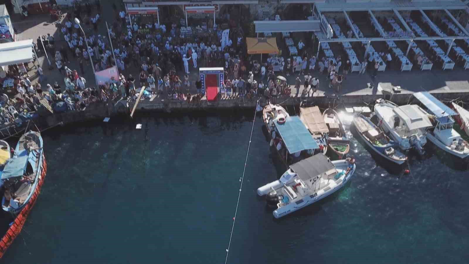 Jandarma Üsteğmen Öztürk, Karaburun’dan Foça’ya yüzdü
