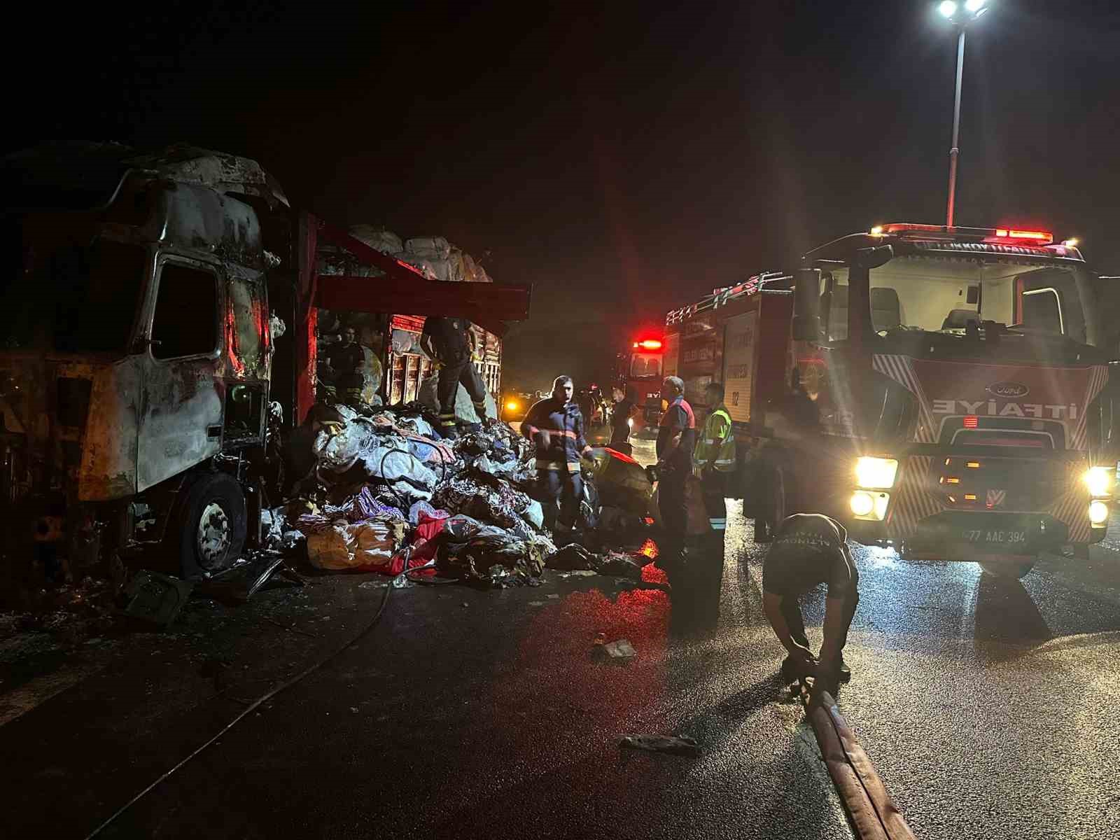 Yalova’da seyir halindeki tır alevlere teslim oldu
