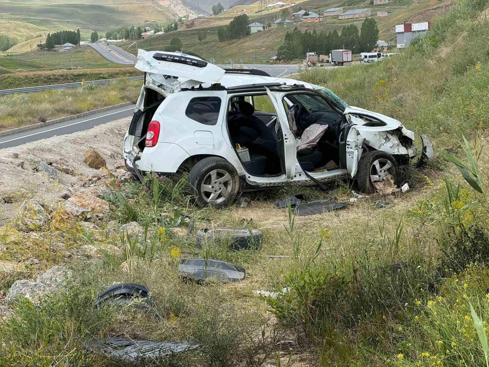 Takla atan araç 3 metrelik istinat duvarının üzerine çıktı: 3 yaralı
