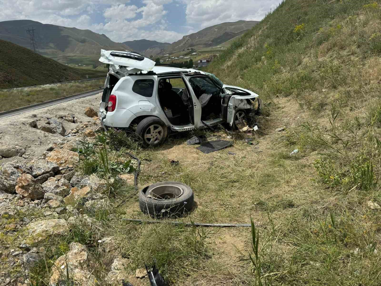 Takla atan araç 3 metrelik istinat duvarının üzerine çıktı: 3 yaralı
