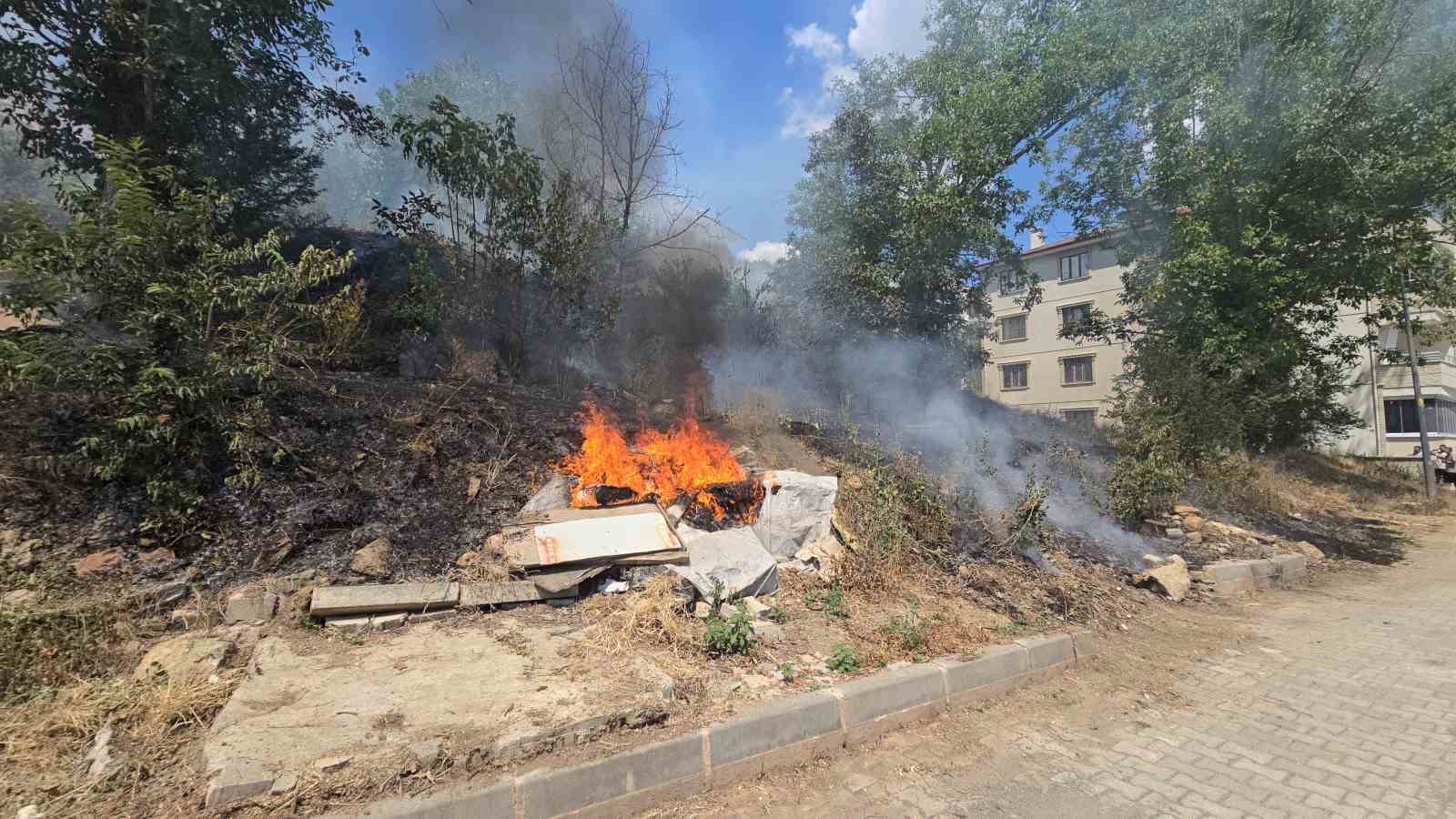 Anız yangını vatandaş itfaiye iş birliğiyle söndürüldü
