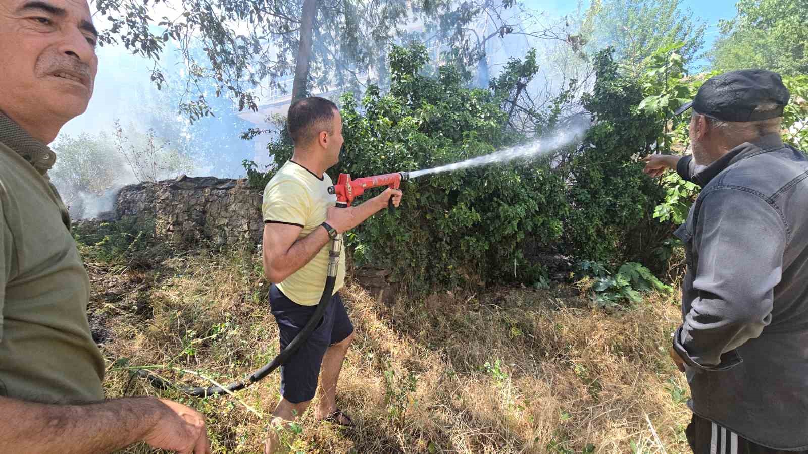 Anız yangını vatandaş itfaiye iş birliğiyle söndürüldü
