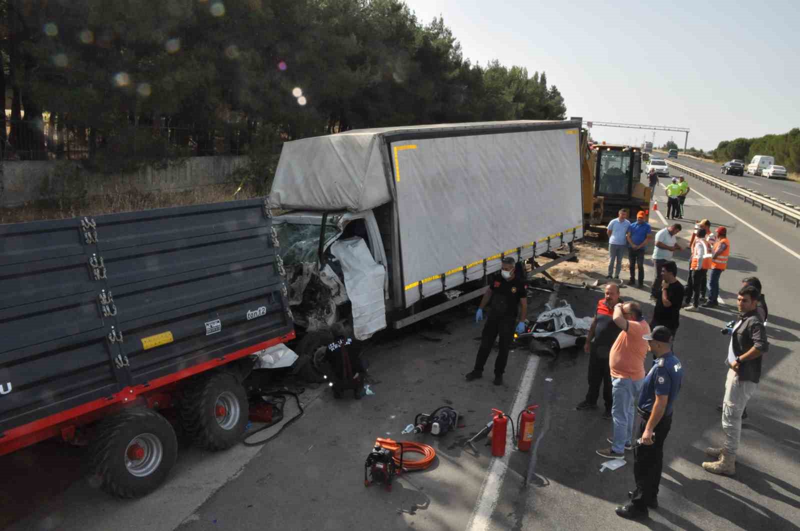 Kamyonet, buğday yüklü römorka arkadan çarptı: 3 ölü, 1 yaralı
