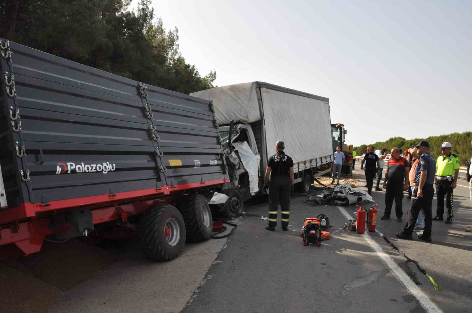 Kamyonet, buğday yüklü römorka arkadan çarptı: 3 ölü, 1 yaralı
