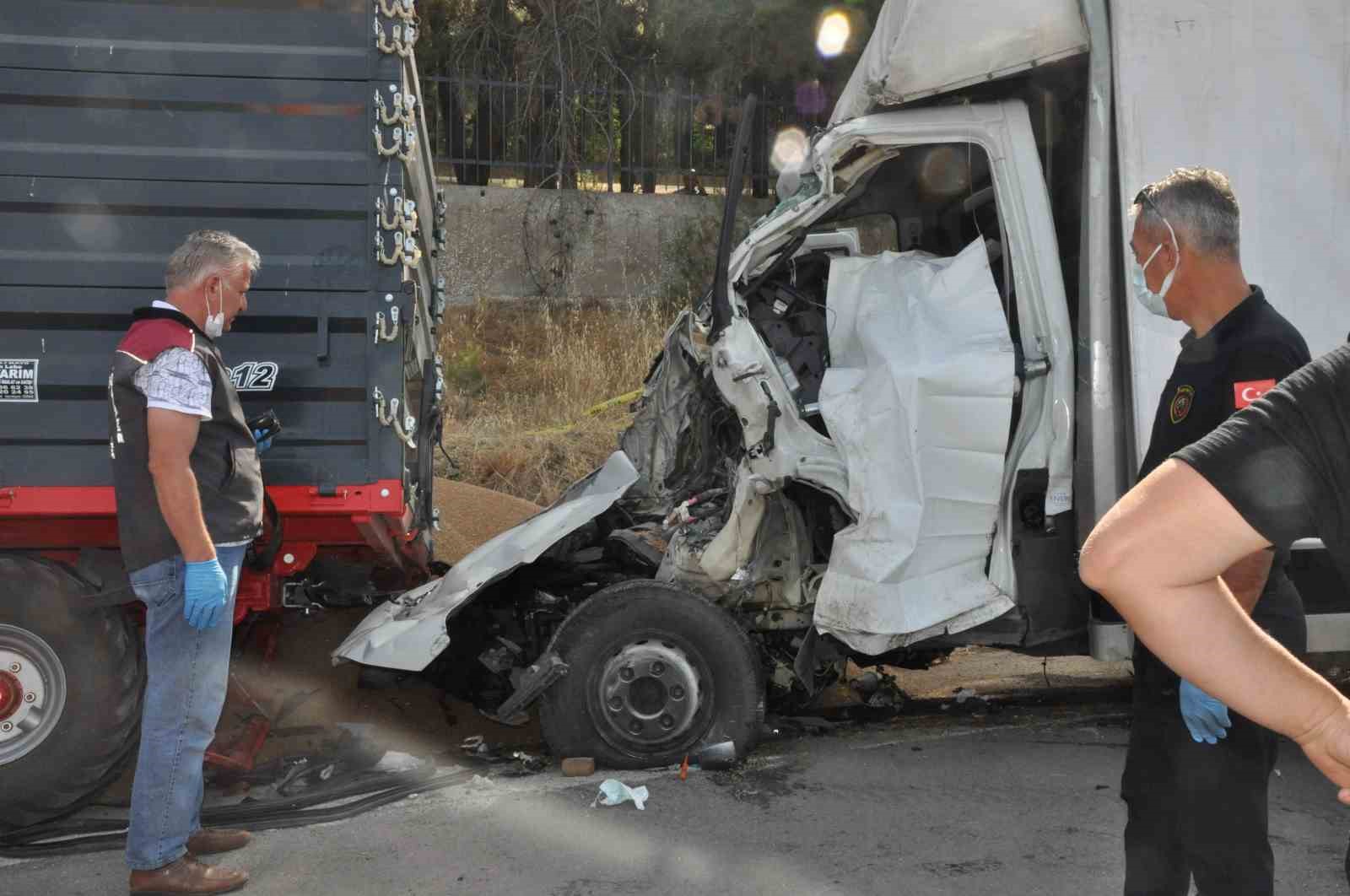 Kamyonet, buğday yüklü römorka arkadan çarptı: 3 ölü, 1 yaralı
